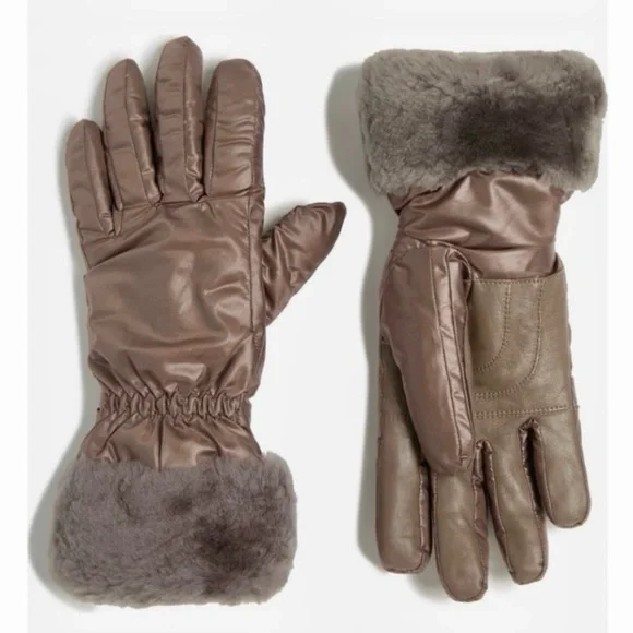 UGG® Fontanne Smart Genuine Shearling Trim
Gloves S/M - Picture 2 of 8